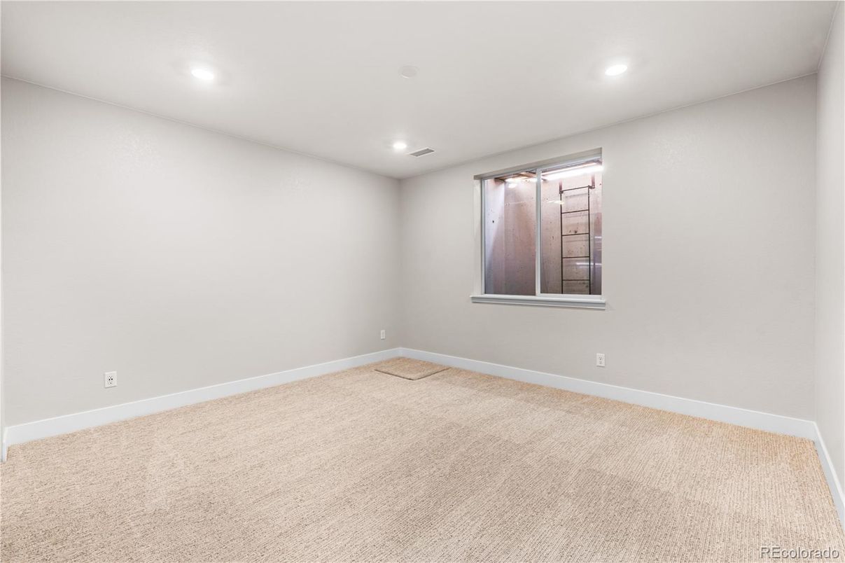 Empty room, Interior, Recessed Lighting