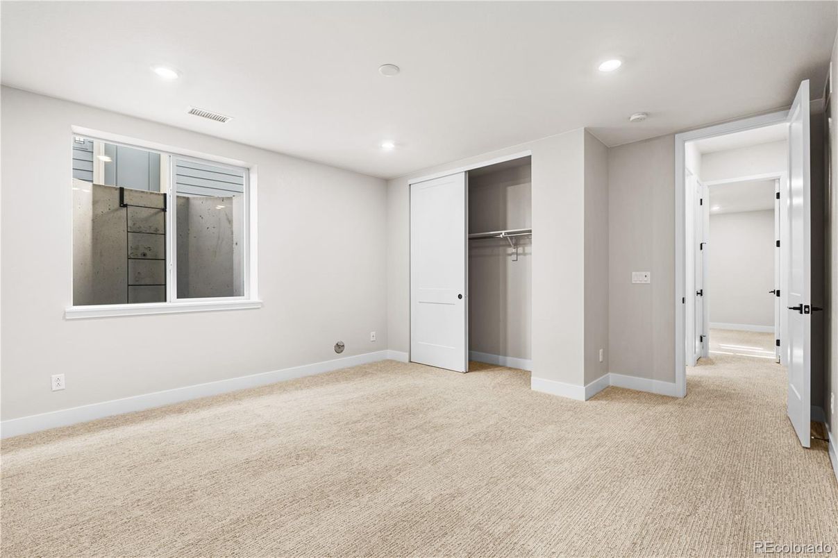 Empty room, Interior, Recessed Lighting