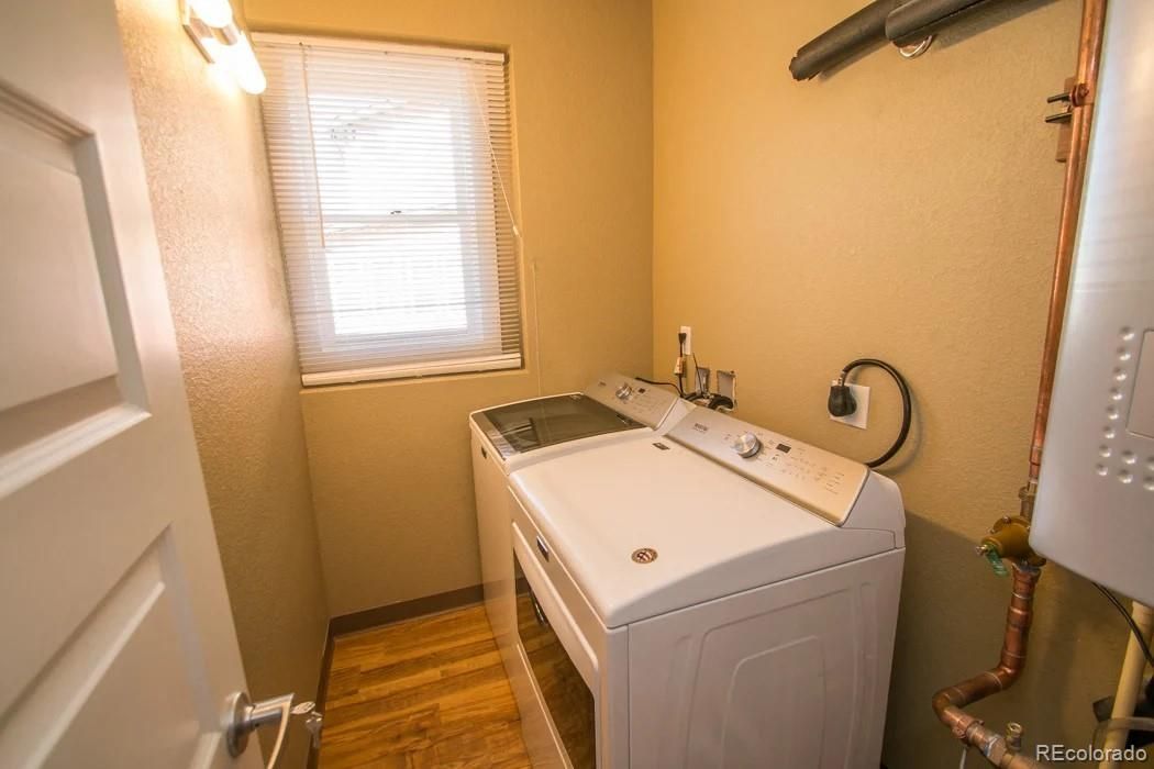 Interior, Washer, Wood Texture Flooring
