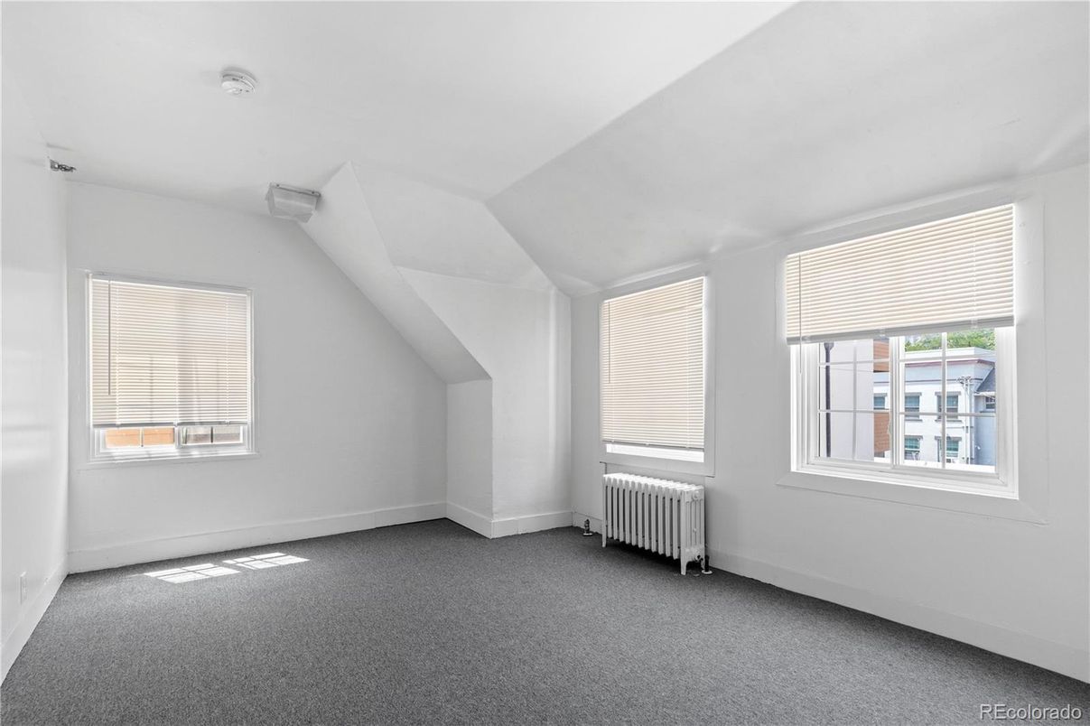Empty room, Interior