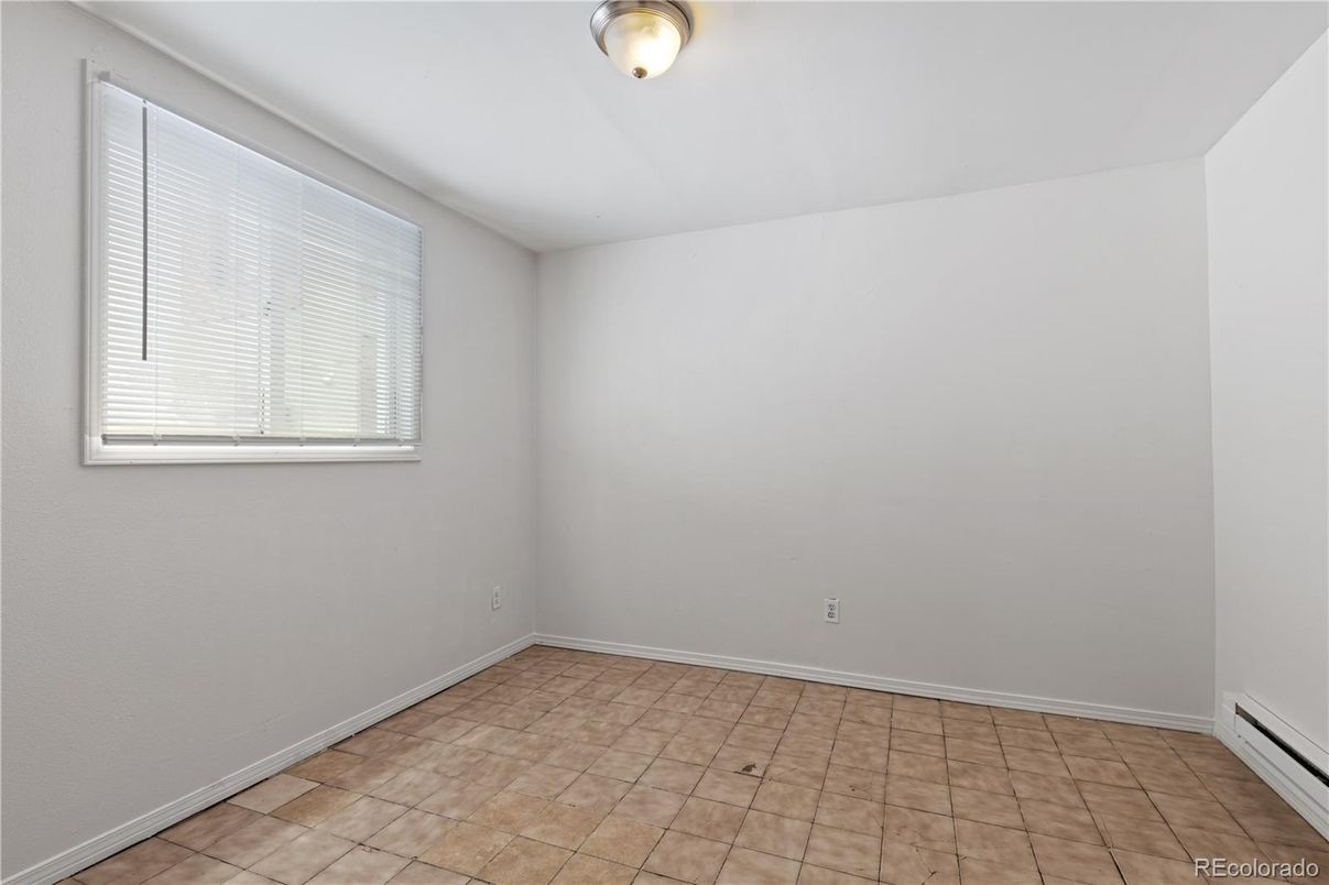 Empty room, Interior