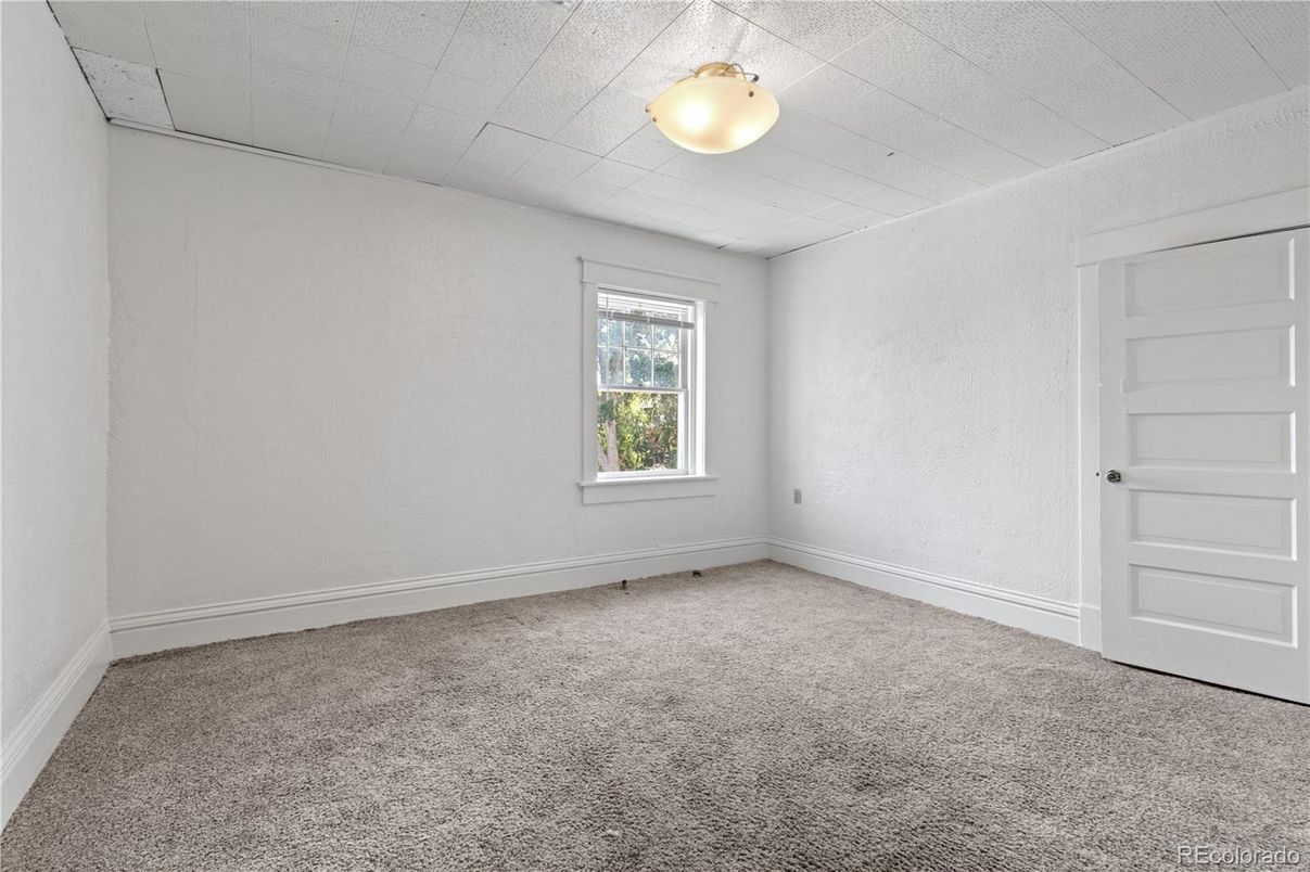 Empty room, Interior