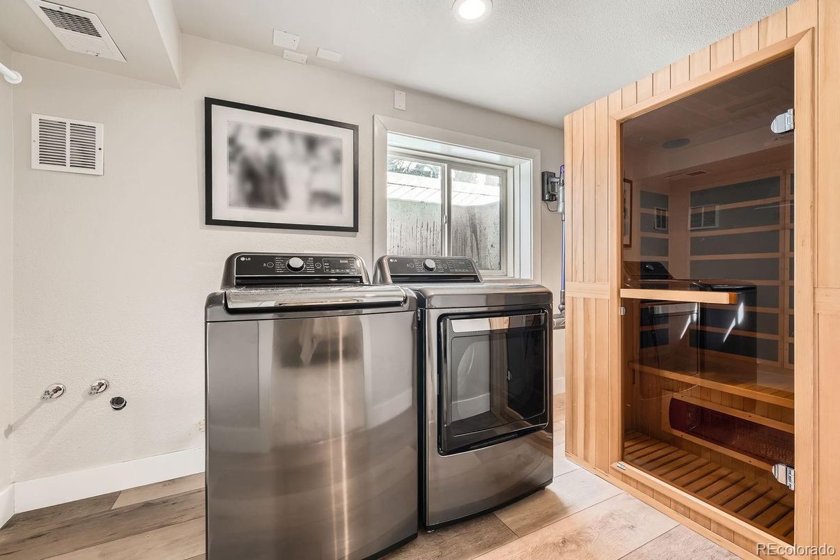 Interior, Recessed Lighting, Sauna Room, Washer