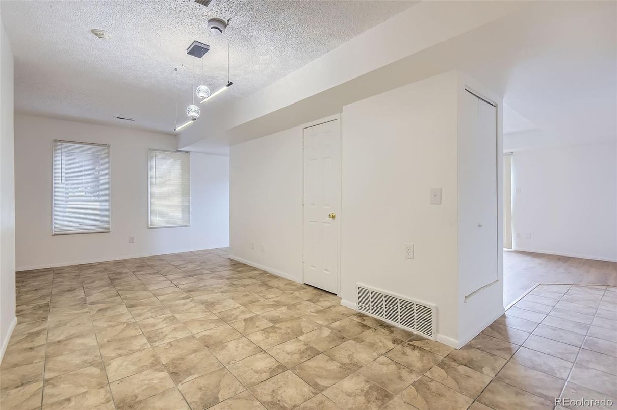 Empty room, Interior, Pendant Lights