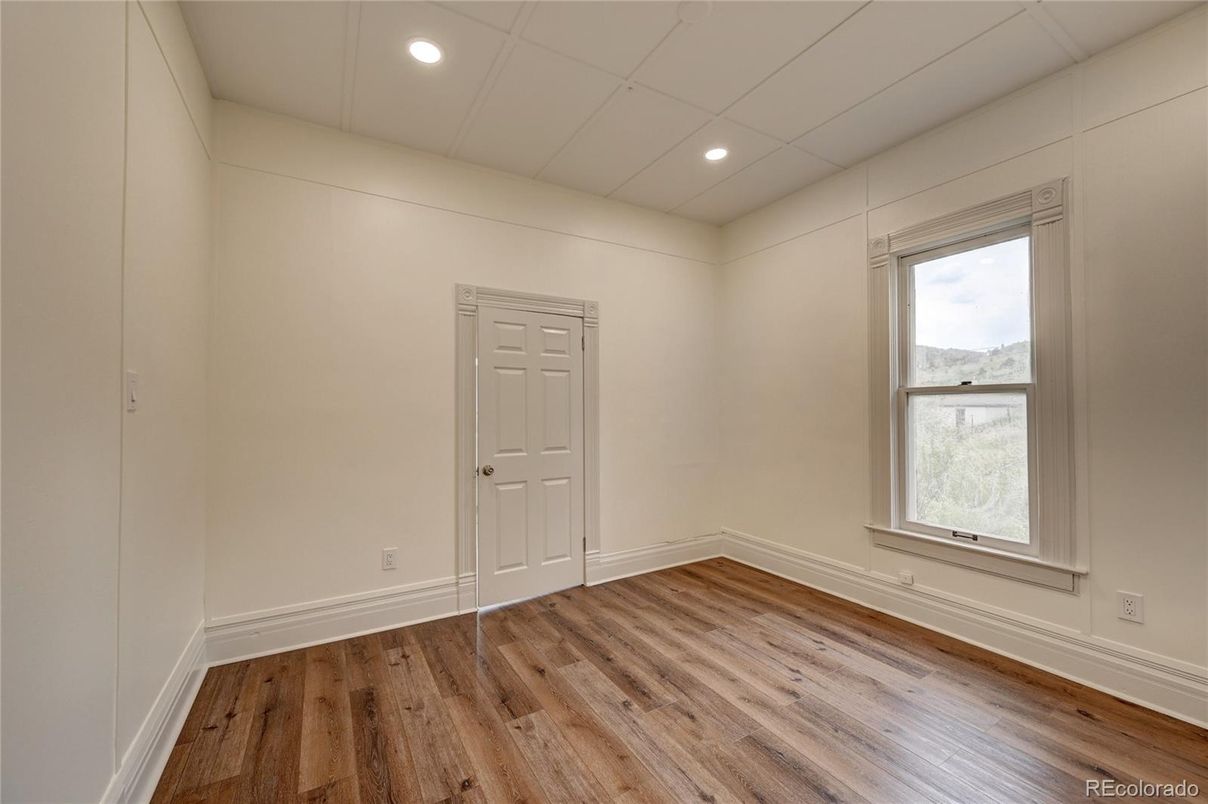 Empty room, Interior, Recessed Lighting, Wood Texture Flooring