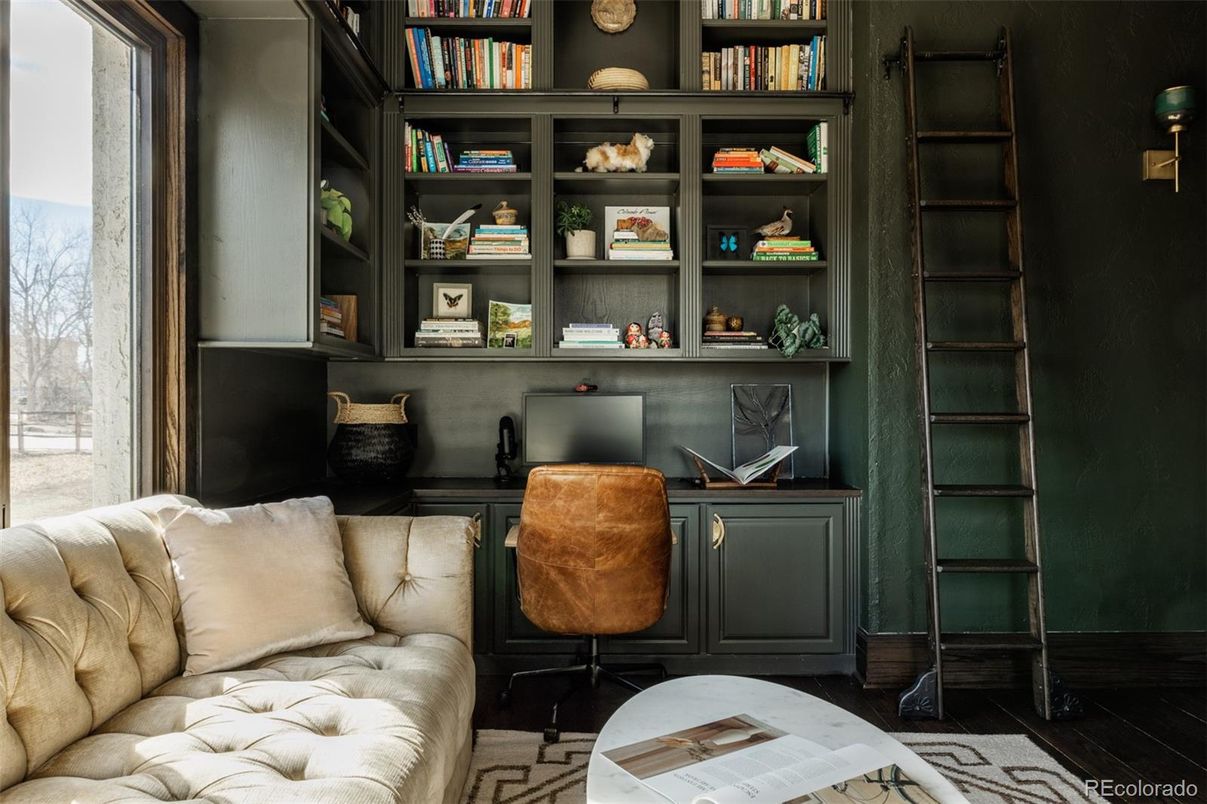 Home Office, Interior