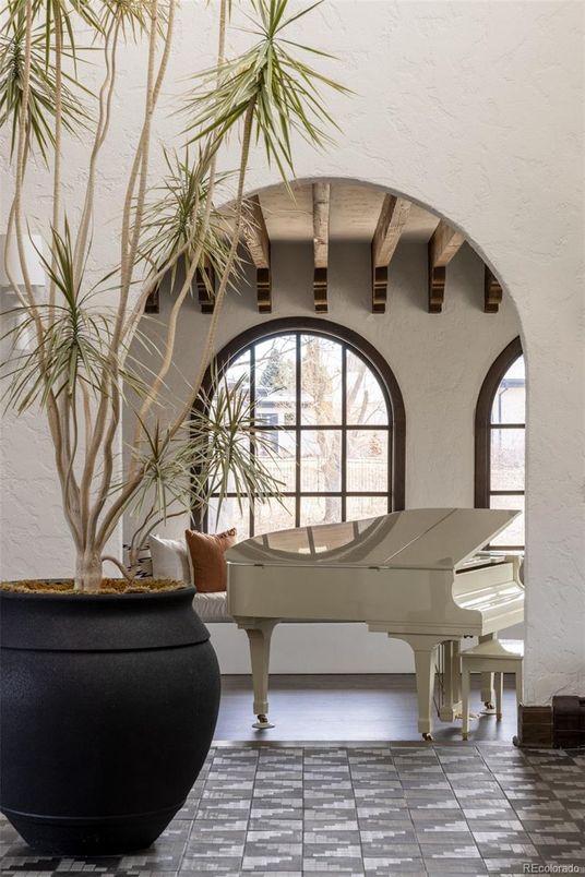 Interior, Piano