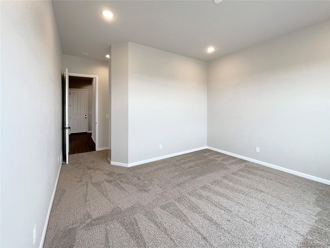 Empty room, Interior, Recessed Lighting