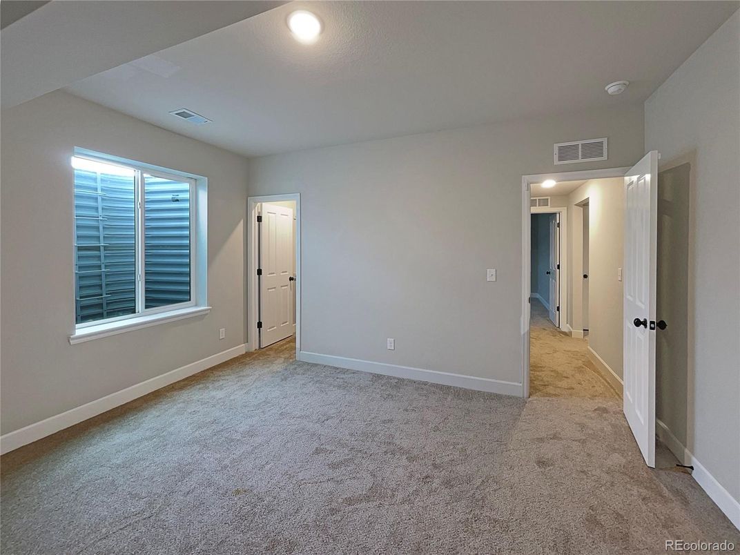 Empty room, Interior, Recessed Lighting