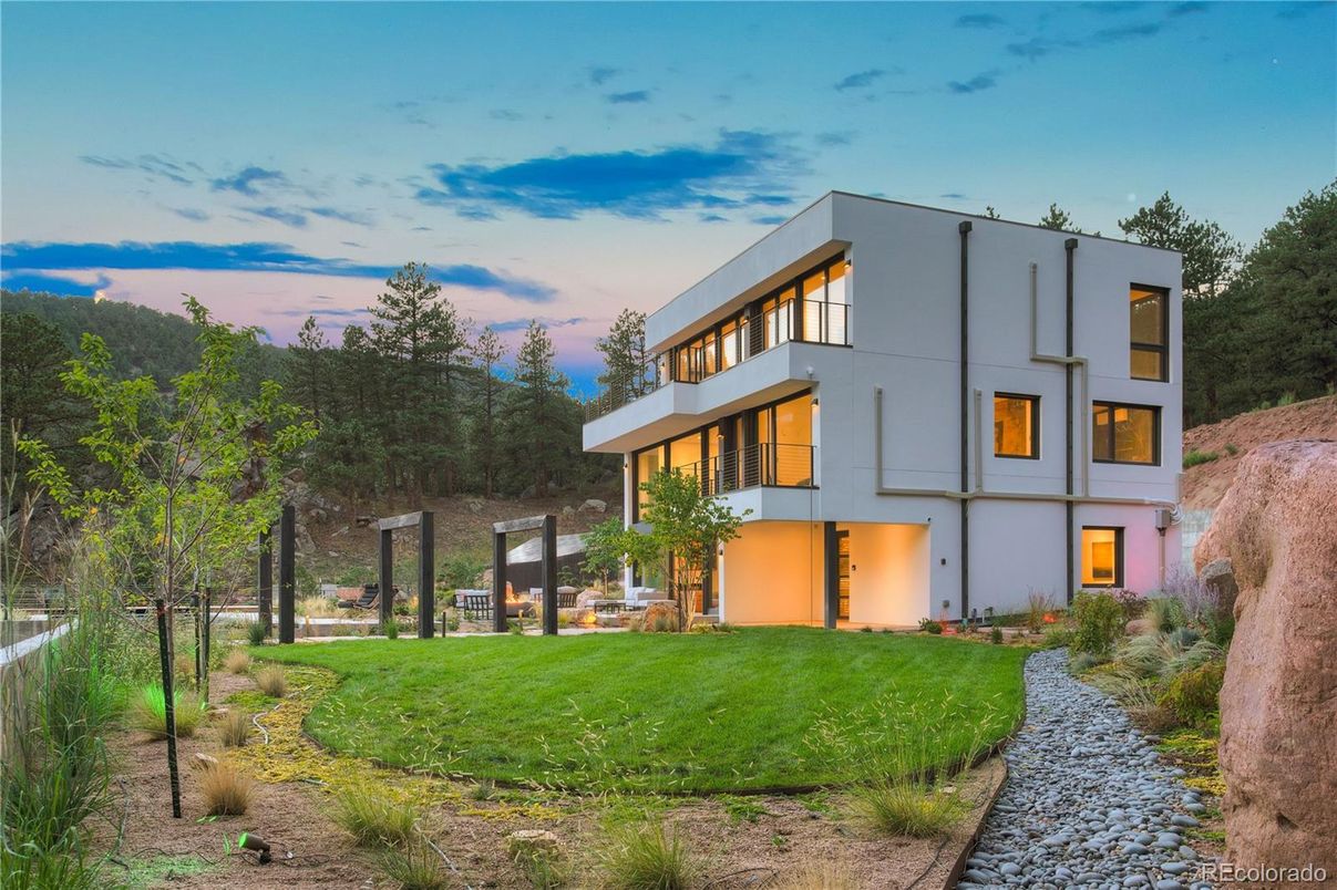 Backyard, Exterior, Facade, Modern