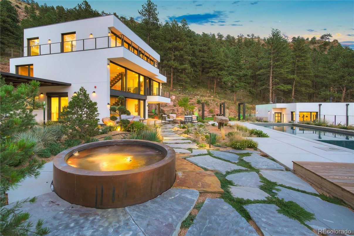 Exterior, Facade, Pool, Modern