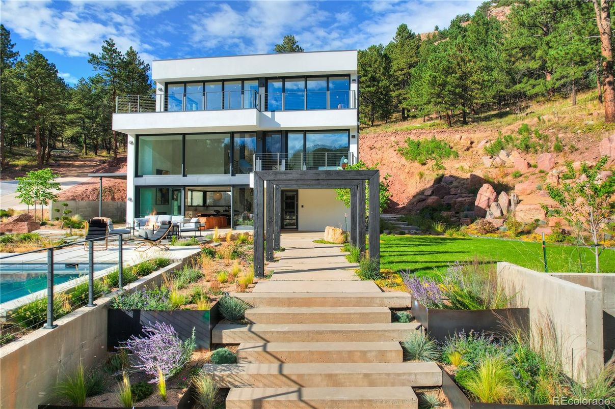 Exterior, Facade, Pool, Modern