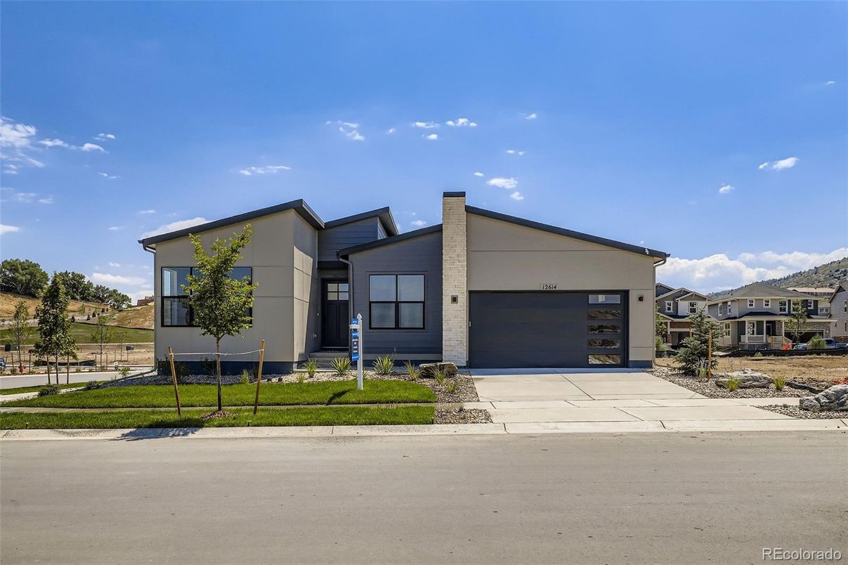Attached, Exterior, Facade, Modern