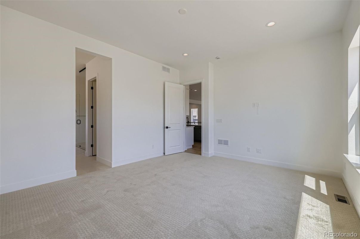 Empty room, Interior, Recessed Lighting