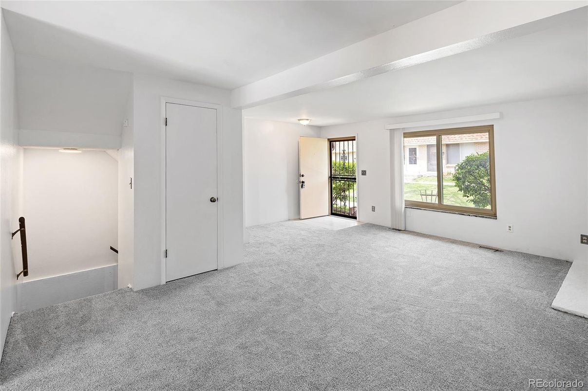 Empty room, Interior