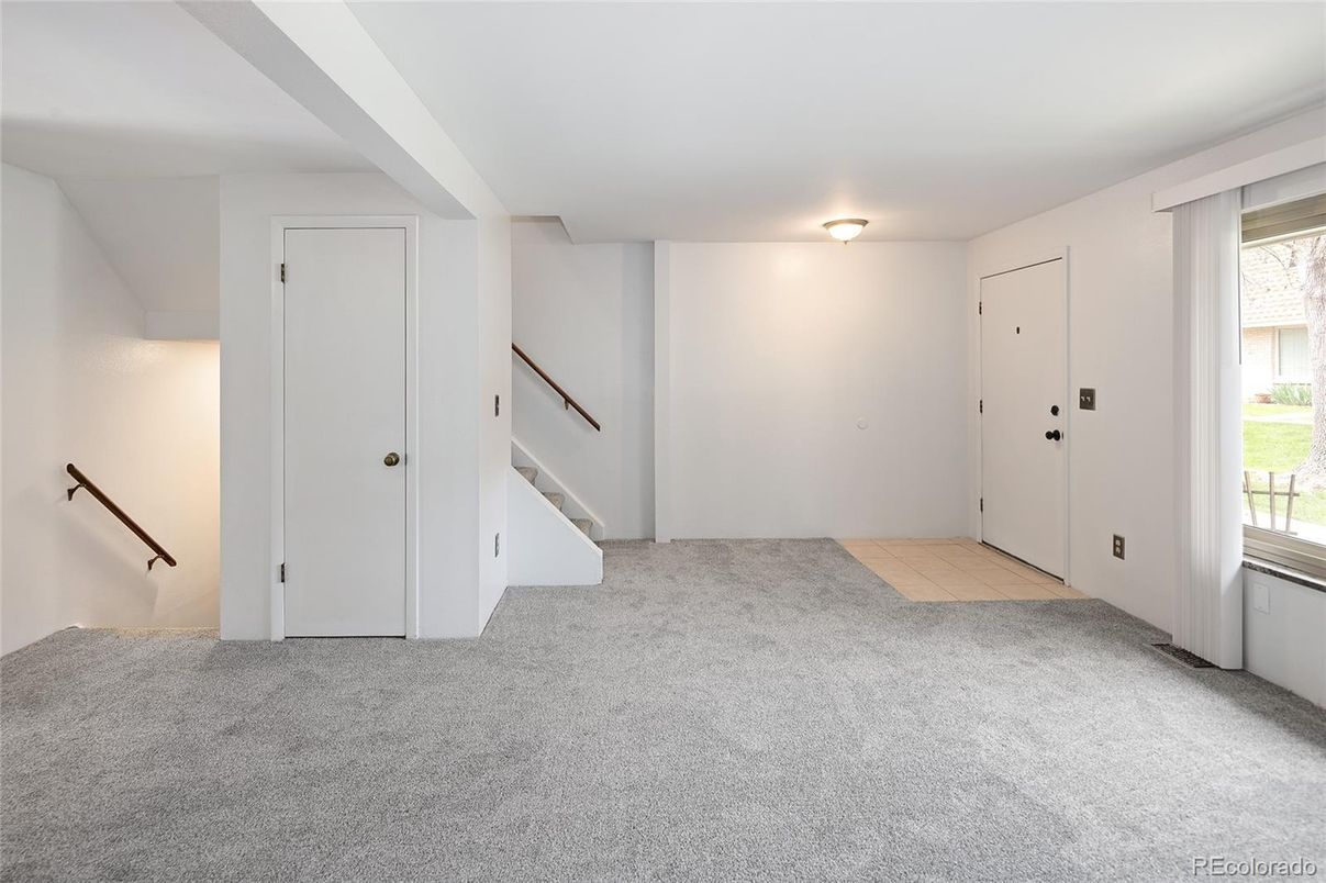 Empty room, Interior