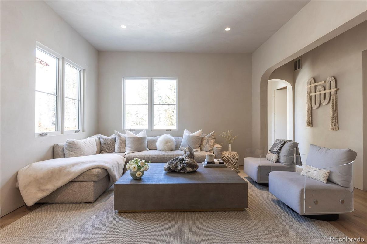 Interior, Living room, Recessed Lighting, Wood Texture Flooring