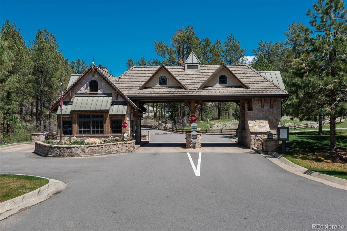 Exterior, Facade, Log Home