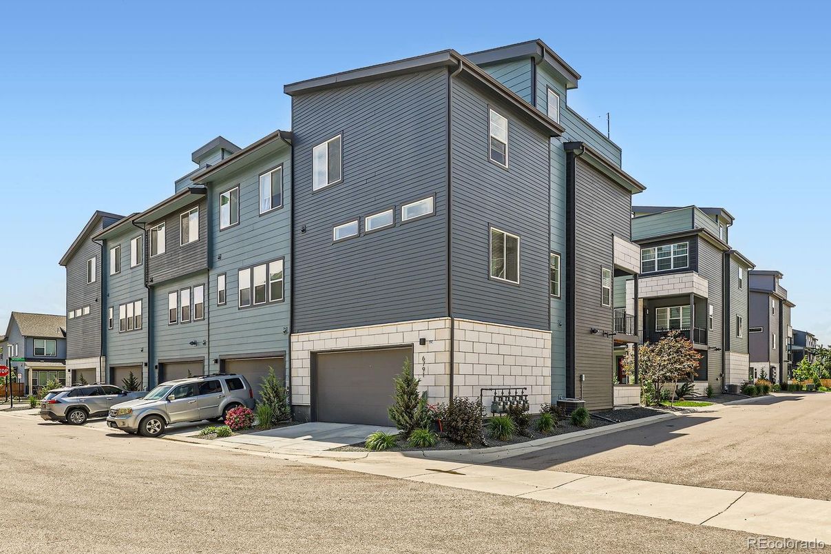 Attached, Exterior, Facade, Rowhouse