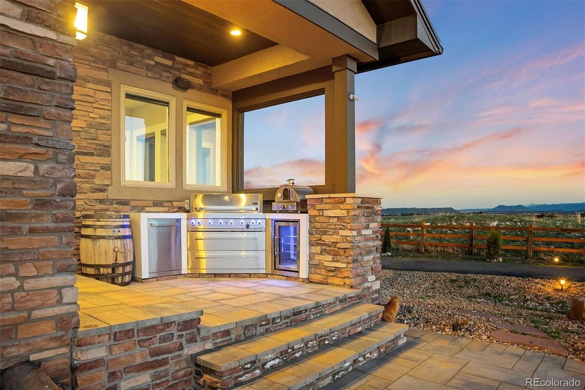 Exterior, Outdoor Kitchen