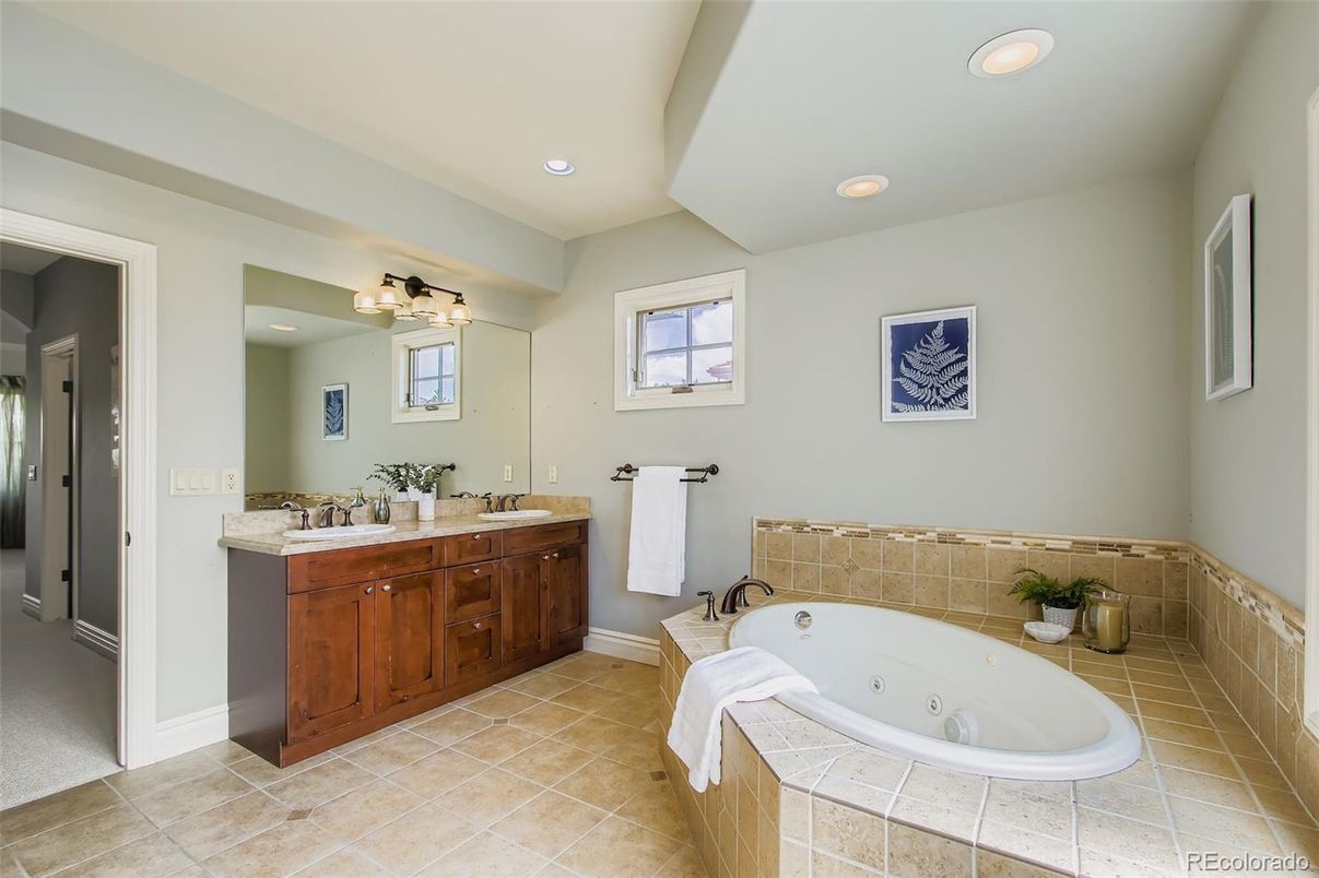 Bathroom, Dual Sink Vanities, Interior, Recessed Lighting
