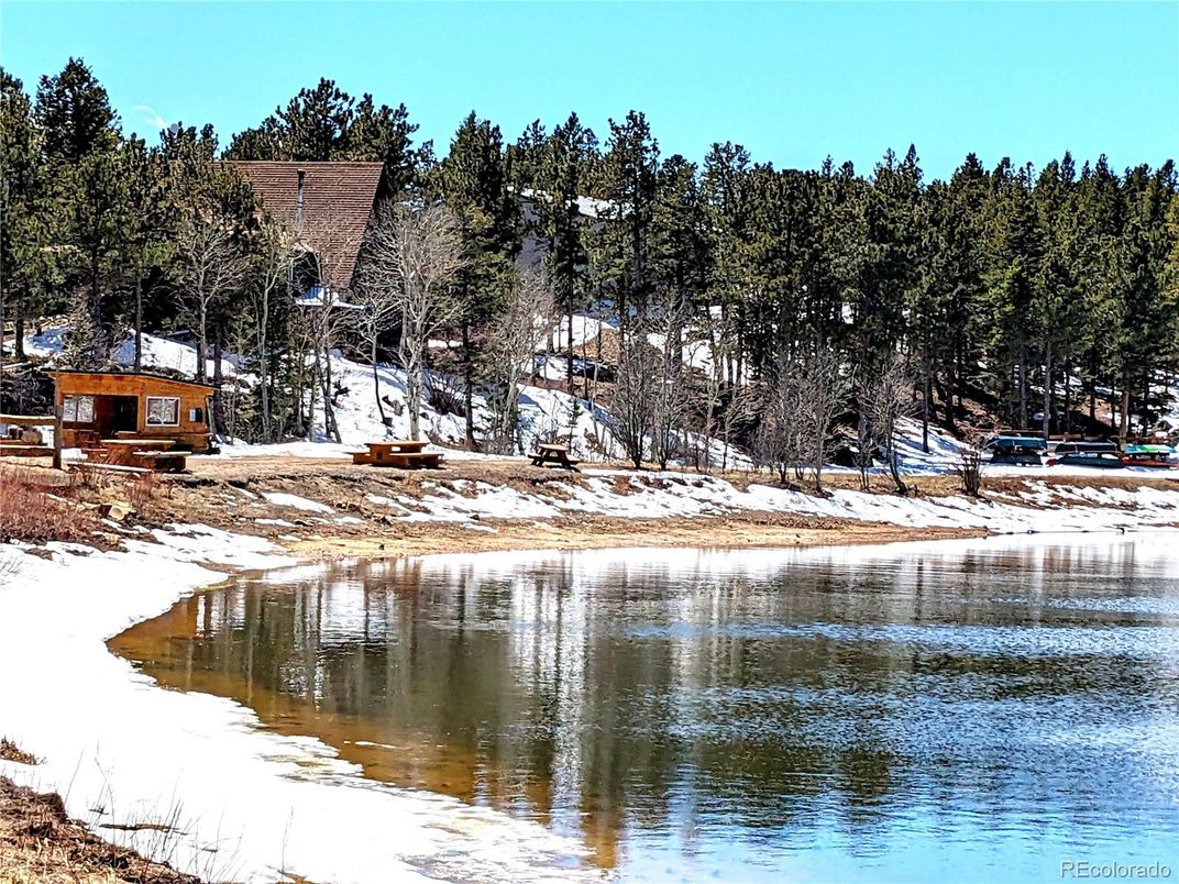 Exterior, Lake