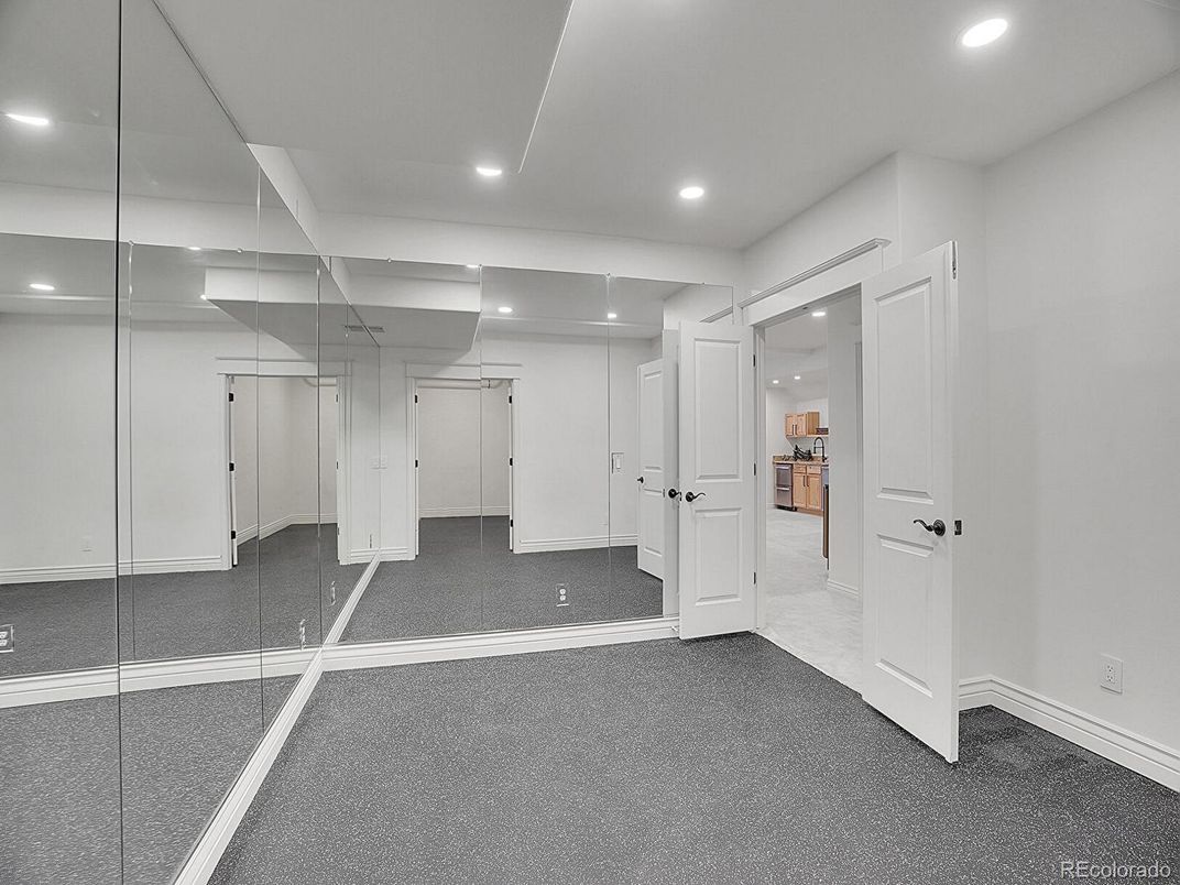 Empty room, Interior, Recessed Lighting