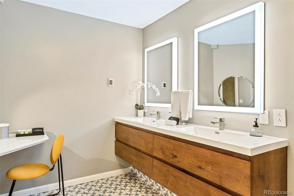 Bathroom, Dual Sink Vanities, Interior