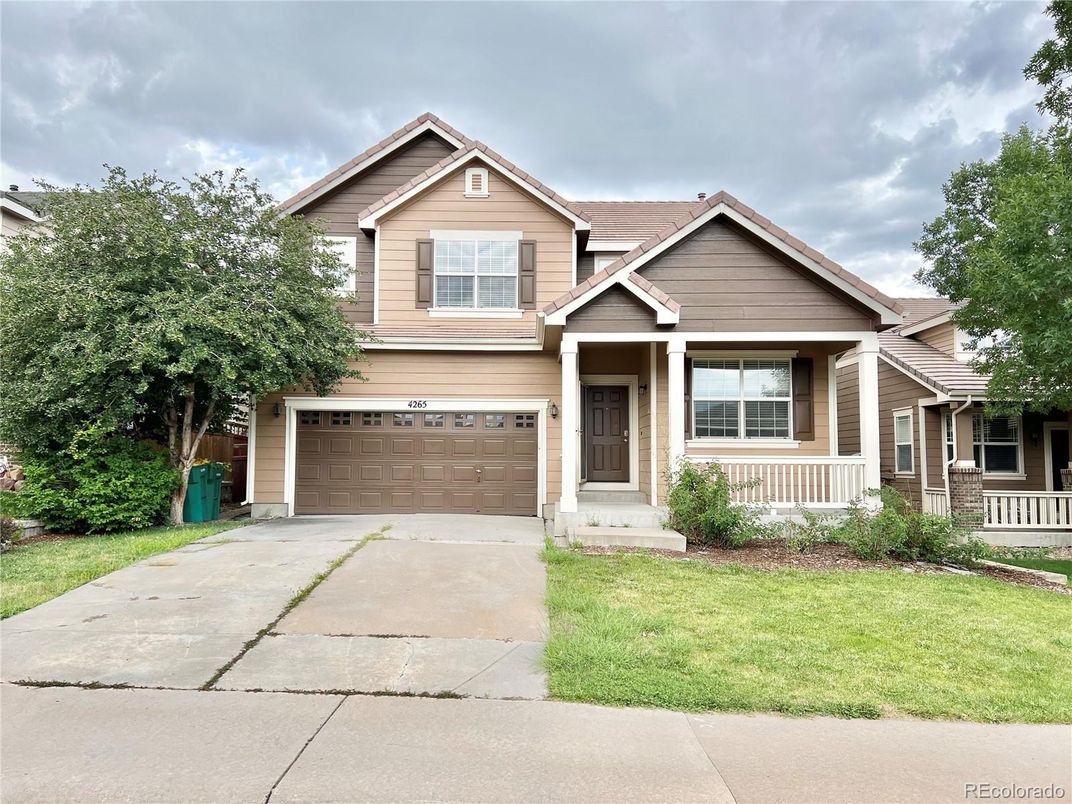 Attached, Exterior, Facade, American Craftsman