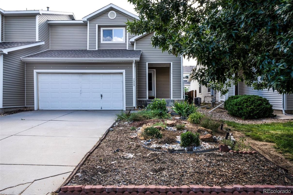 Attached, Exterior, Facade, American Craftsman