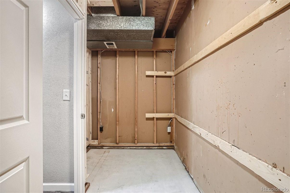 Empty room, Interior