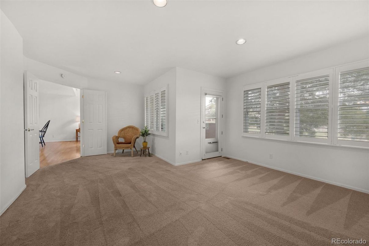 Empty room, Interior, Recessed Lighting