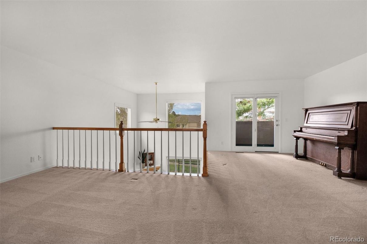 Empty room, Interior, Piano