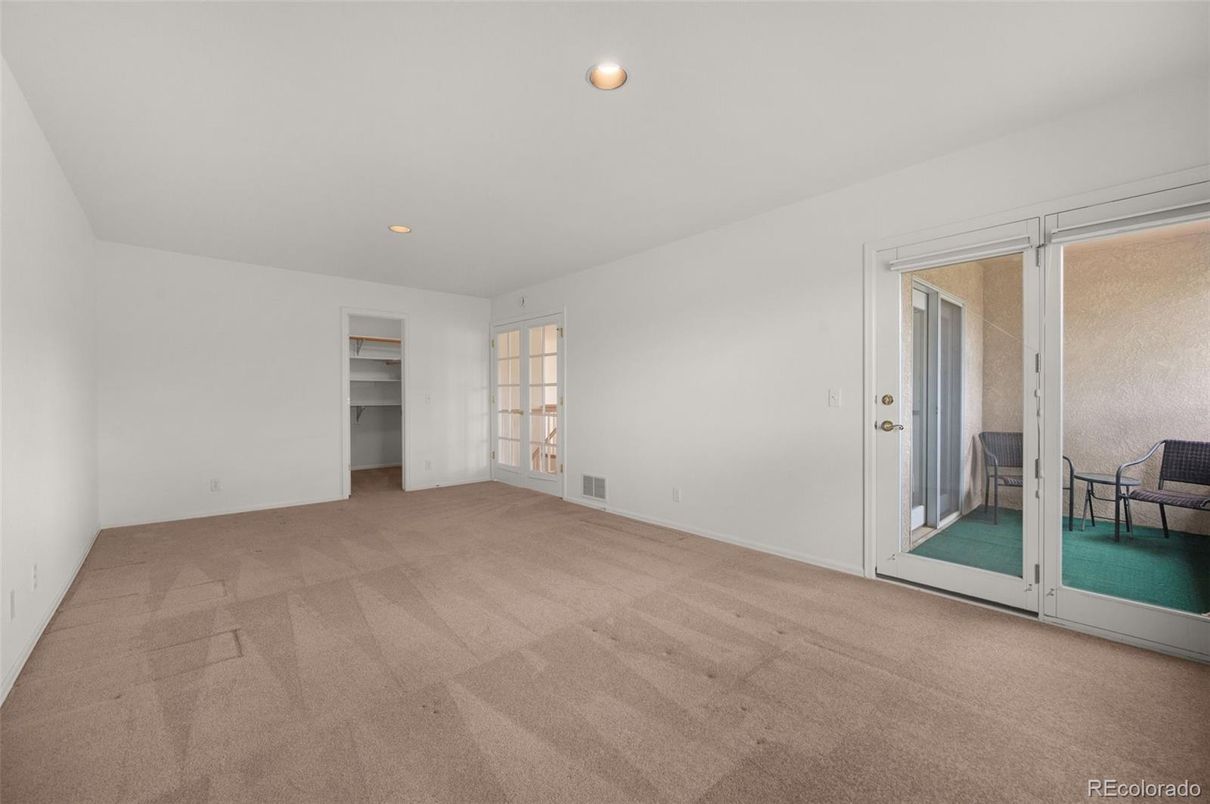 Empty room, Interior, Recessed Lighting