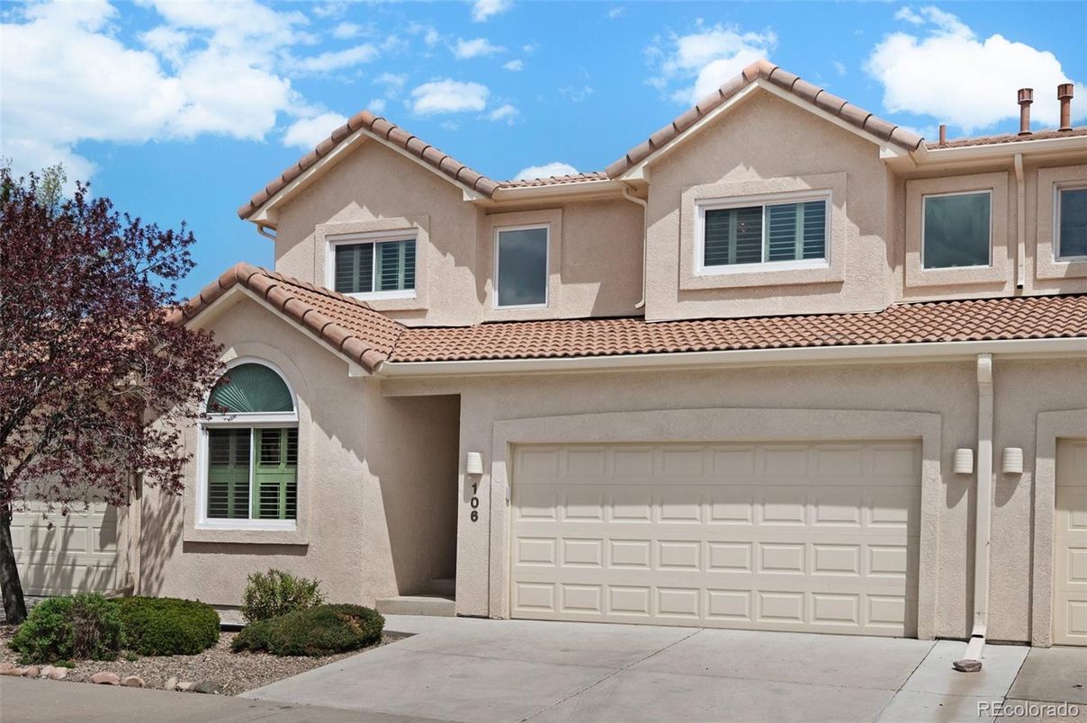 Attached, Exterior, Facade, Mediterranean