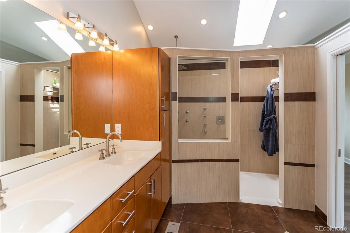 Bathroom, Dual Sink Vanities, Interior, Recessed Lighting
