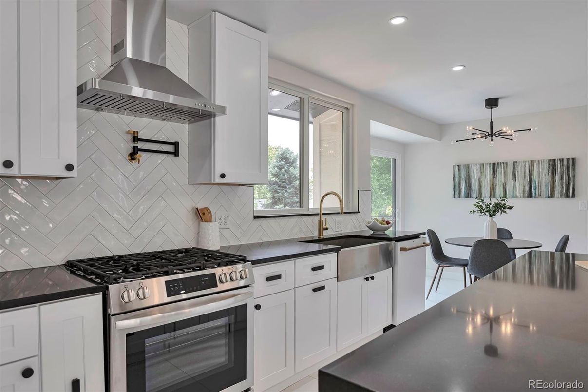 Dining room, Interior, Kitchen, Pendant Lights, Recessed Lighting, Stainless Steel Appliances