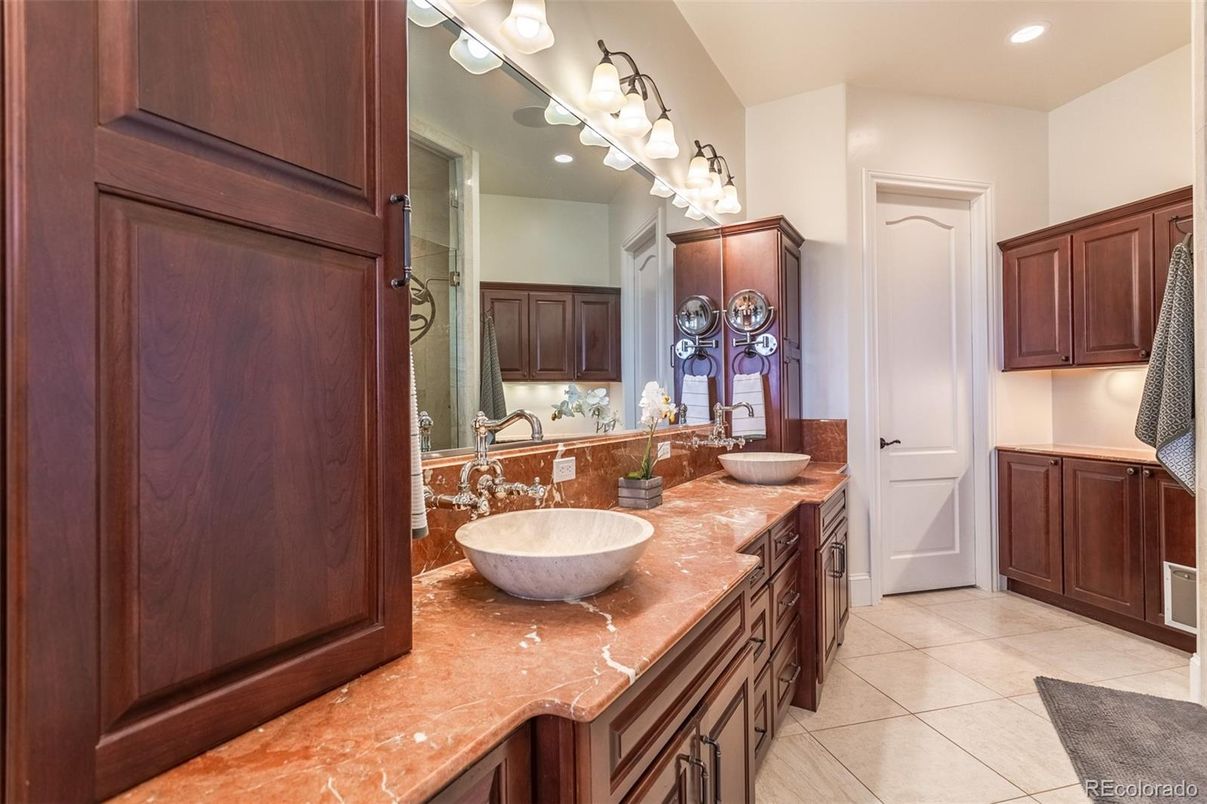 Bathroom, Dual Sink Vanities, Interior, Recessed Lighting
