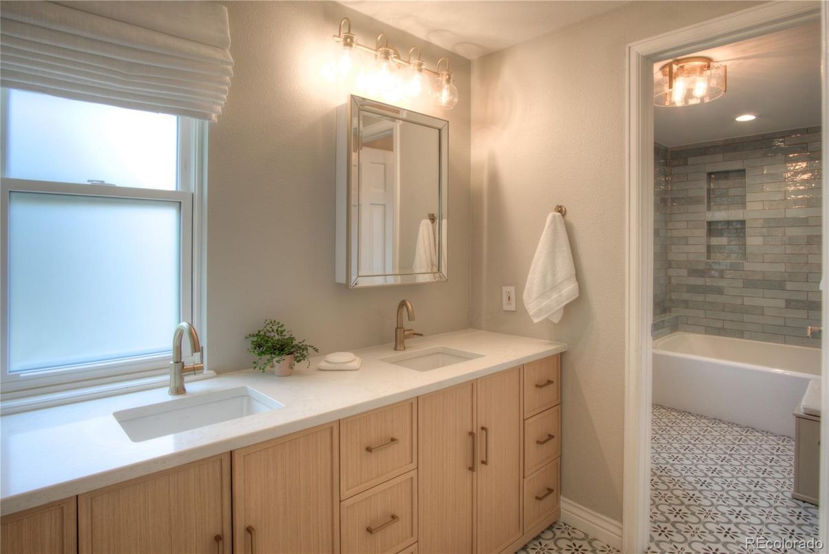 Bathroom, Dual Sink Vanities, Interior, Recessed Lighting