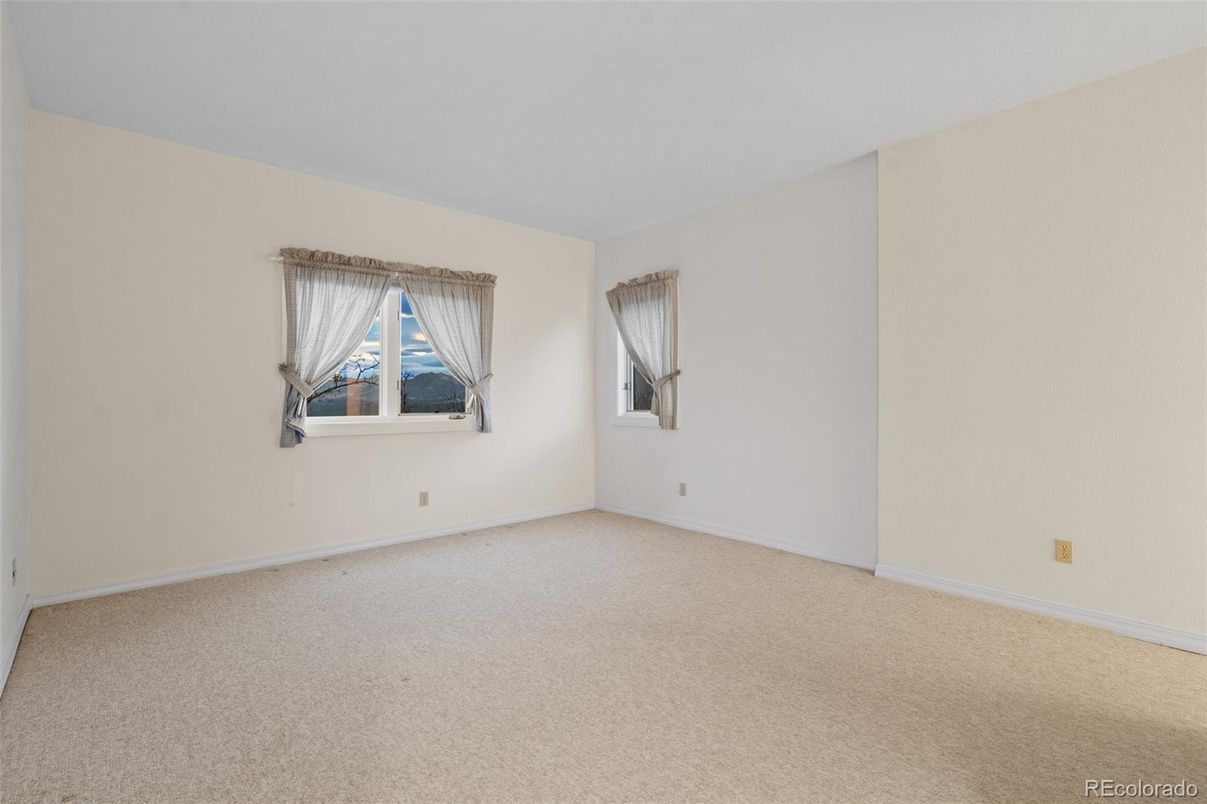 Empty room, Interior