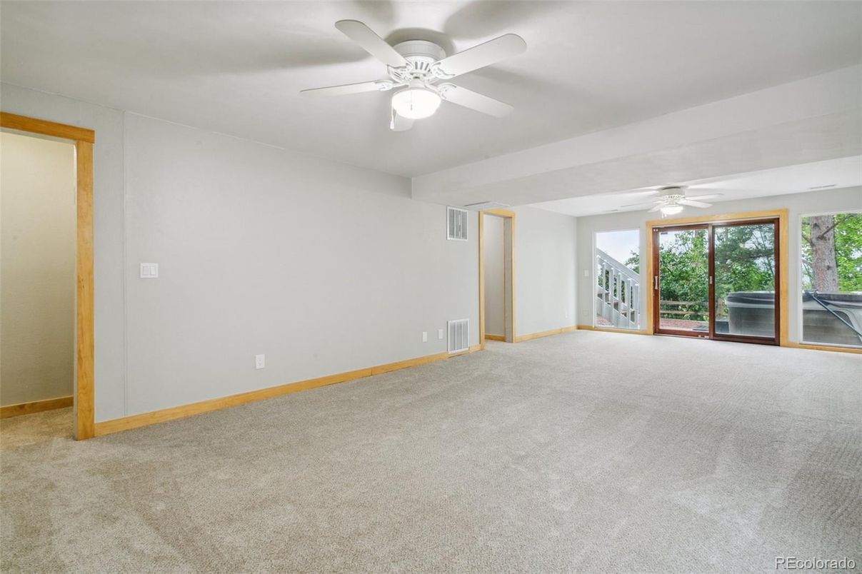 Empty room, Interior