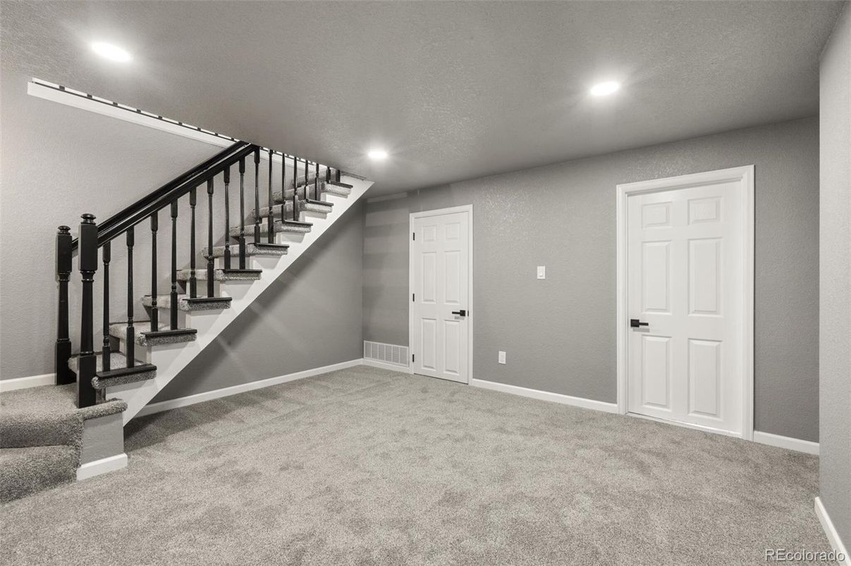 Empty room, Interior, Recessed Lighting