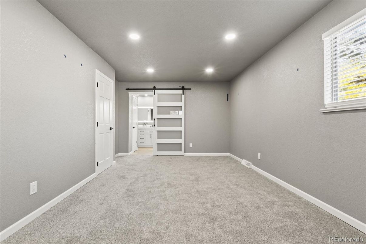 Empty room, Interior, Recessed Lighting