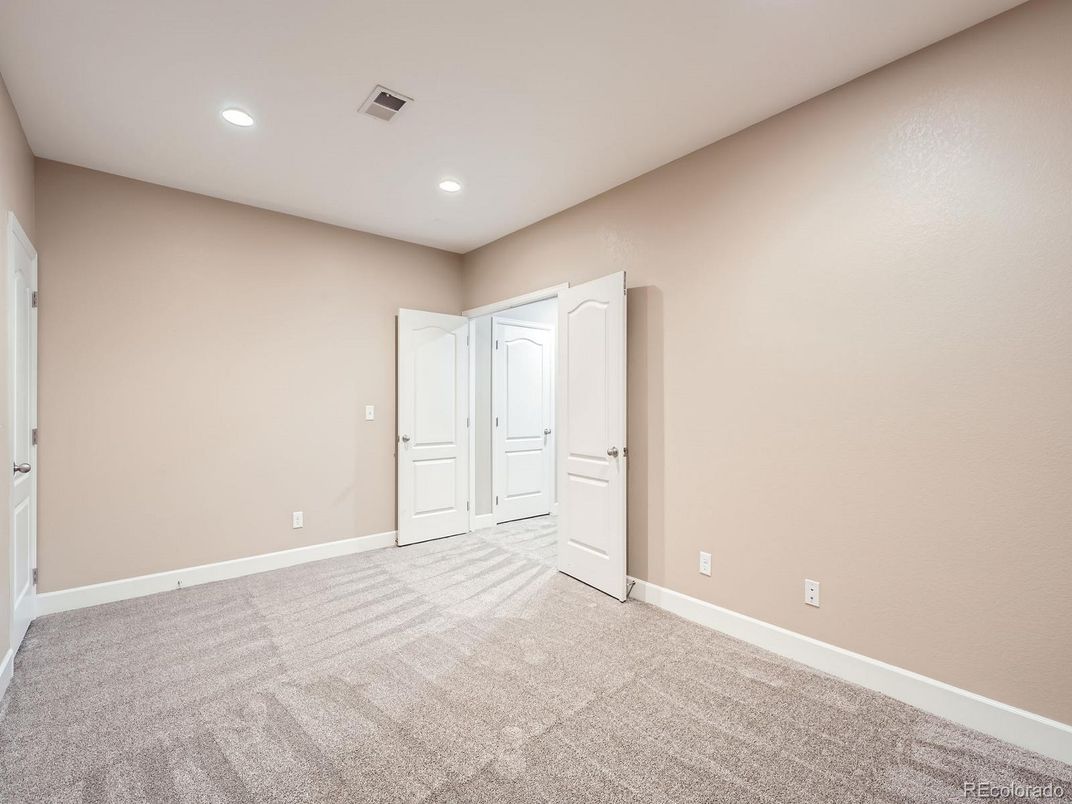 Empty room, Interior, Recessed Lighting