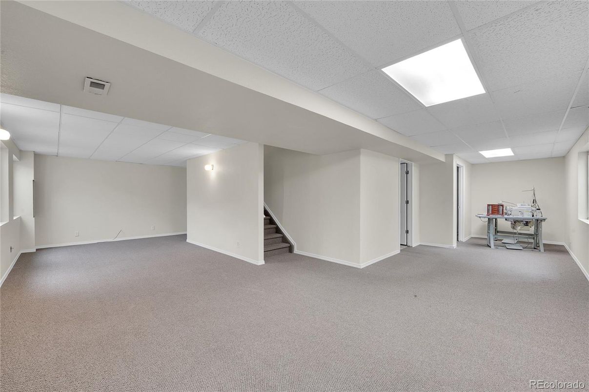 Empty room, Interior, Recessed Lighting