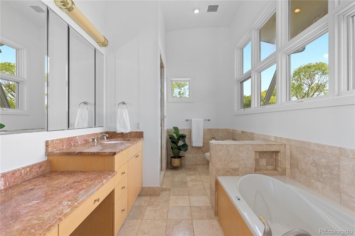 Bathroom, Dual Sink Vanities, Interior, Recessed Lighting