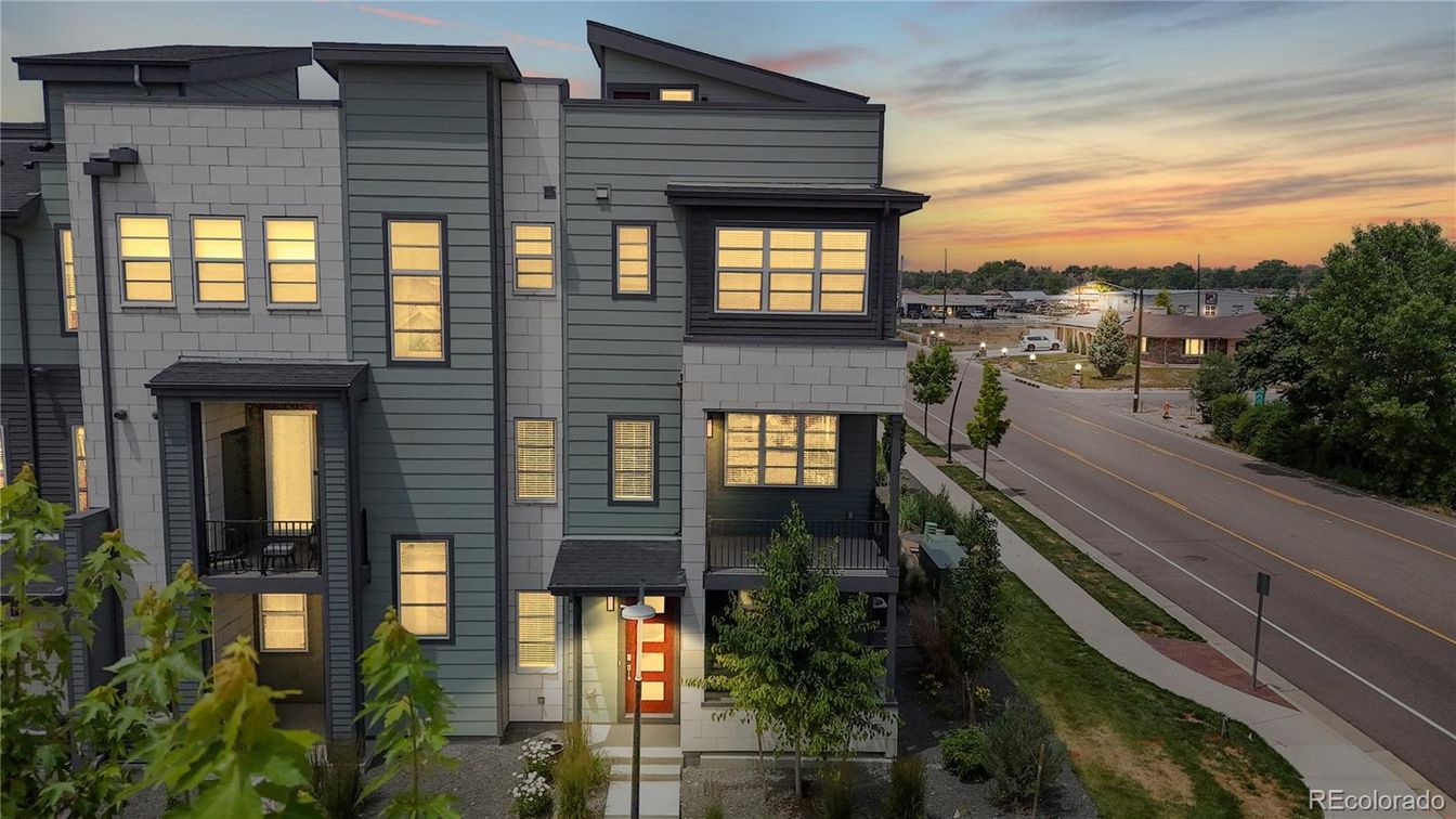 Exterior, Facade, Modern