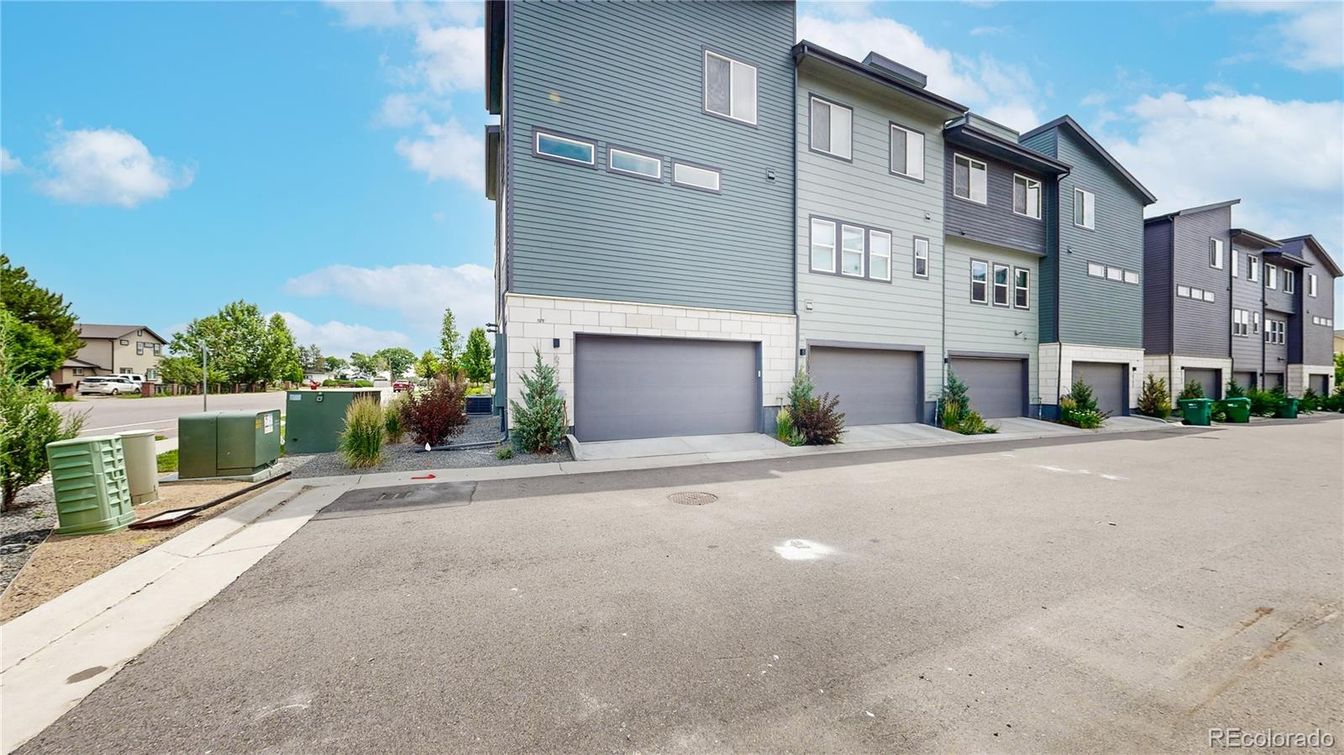 Attached, Exterior, Facade, Rowhouse