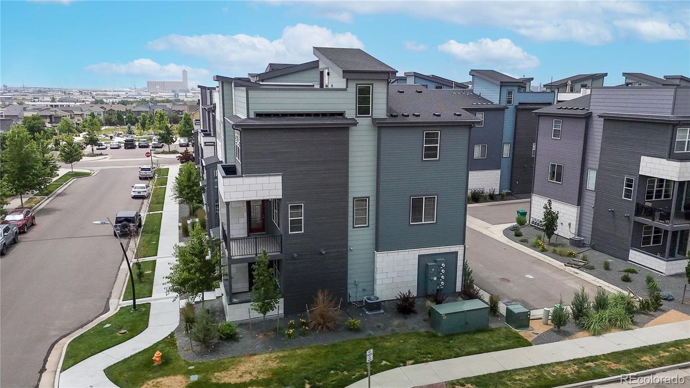 Attached, Exterior, Facade, Rowhouse