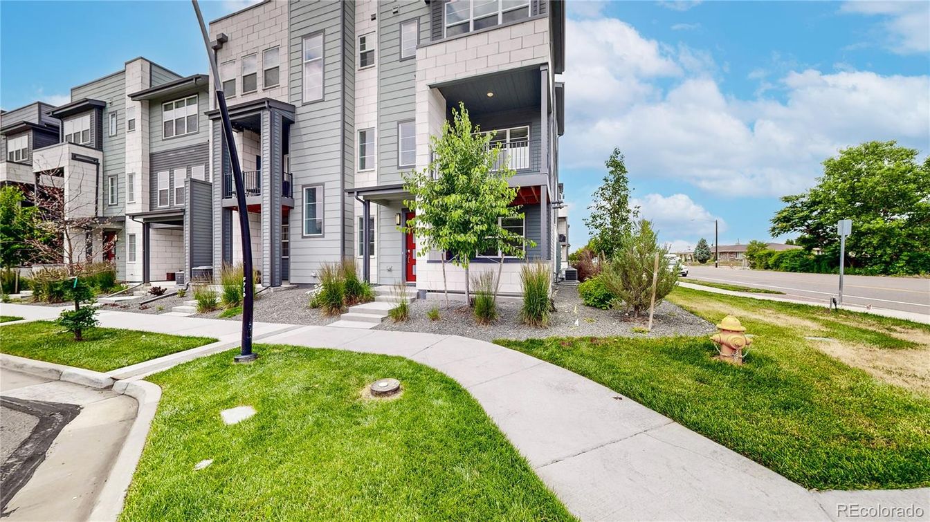 Exterior, Facade, Rowhouse